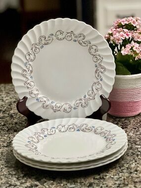 Encore Jeans White Dinner Plates with Scalloped Edge and Blue Accent